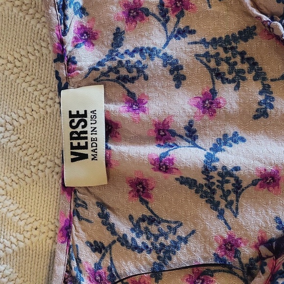 Floral pattern Bohemian Rayon v-neck top, size large. - Picture 2 of 3